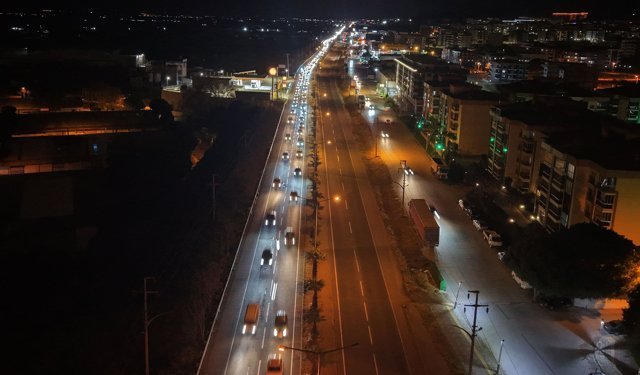 İzmir-Ankara yolunda bayram trafiği... Araç kuyruğu 3 kilometreye ulaştı!
