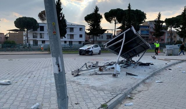 Nazilli'de otobüs durağına çarpan otomobildeki çift yaralandı
