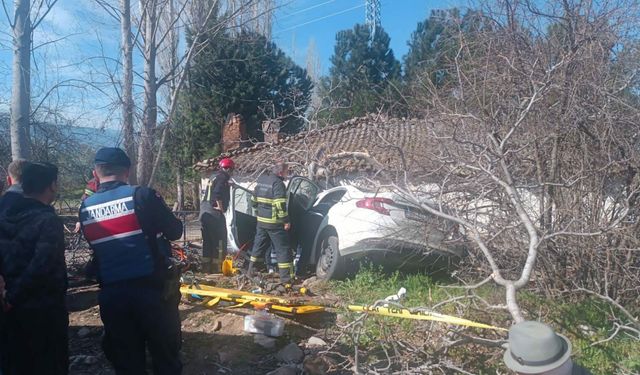 Kontrolden çıkan otomobil ağaçlara çarptı: 2 ölü, 1 yaralı!