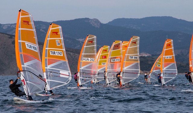 Foça'da sörf rüzgarı milli forma için esti