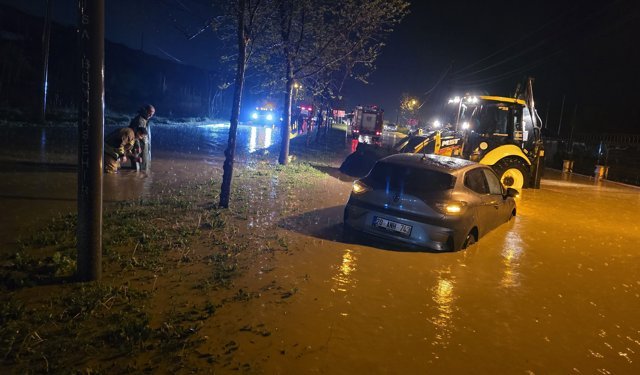 Manisa'da sağanak hayatı felç etti: Araçlar mahsur kaldı