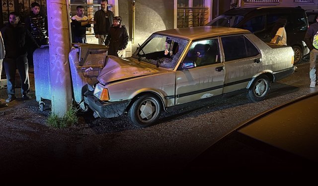 Alkollü sürücü dehşet saçtı, elektrik direğine çarptı: 1'i ağır, 2 yaralı