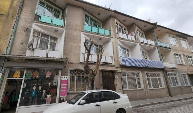 Babasını boğdu, cesediyle aynı evde kaldı!