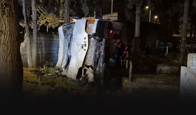 Panelvan mezarlığa devrildi... Facianın eşiğinden dönüldü!