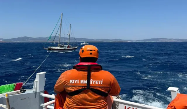 Fethiye'de denizde sürüklenen teknedeki 2 kişi kurtarıldı