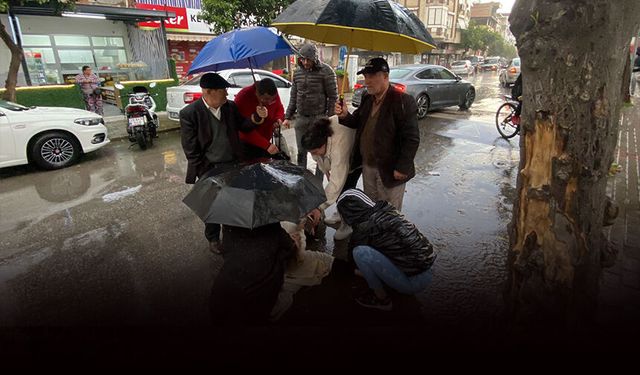 Kazada yaralanan motosikletliye vatandaşlardan 'insanlık' şemsiyesi