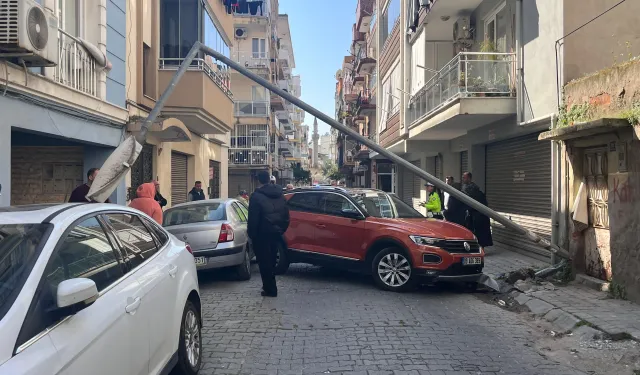 Kontrolden çıktı, aydınlatma direğine çarptı: 3 araçta hasar oluştu!