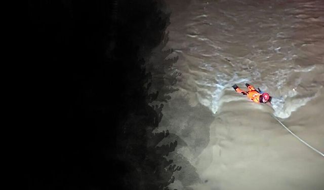 Menderes’te araç dereye uçtu: İzmir İtfaiyesi seferber oldu