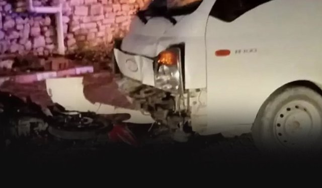 Motosiklet ile kamyonet çarpıştı: 2 yaralı