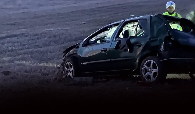 Otomobil bariyerleri aşıp tarlaya uçtu: Genç sürücünün acı sonu!
