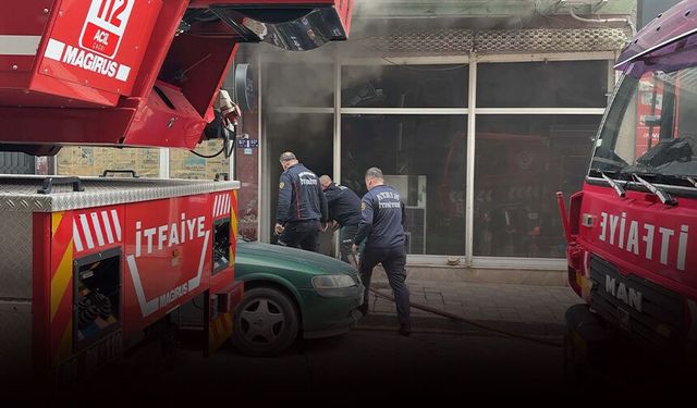 Şarjdaki batarya patladı: Dükkan alev aldı!