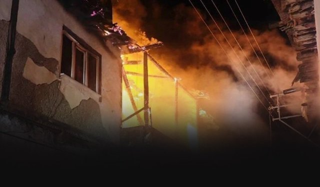 Köyde korkutan yangın: 2 katlı ev hasar gördü