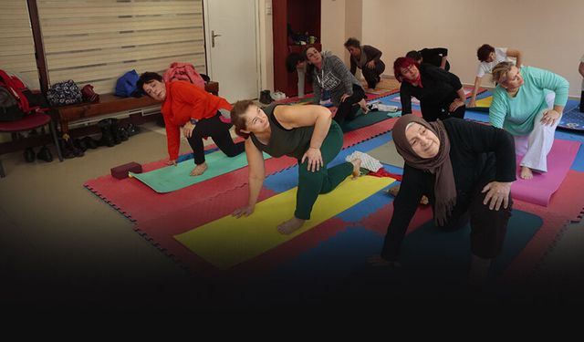 Konak'ta ileri yaş merkezinde yoga keyfi