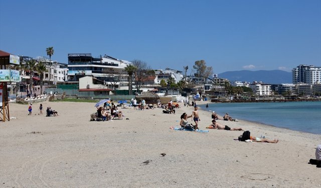Didim'de sıcak havayı fırsat bilenler denizde yüzdü