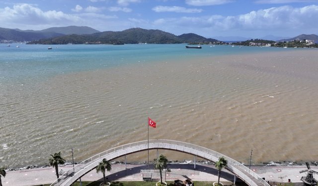 Muğla'da şaşırtan manzara: Denizin rengi değişti!