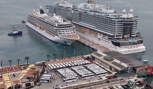 Kuşadası'na 2 kruvaziyerle 5 bin 297 turist geldi