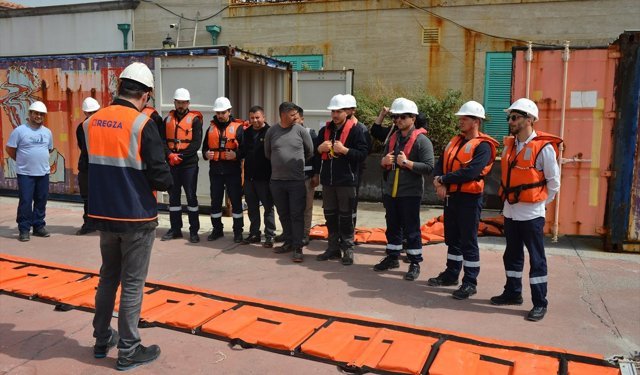 Kuşadası'nda denizde kimyasal sızıntı tatbikatı yapıldı