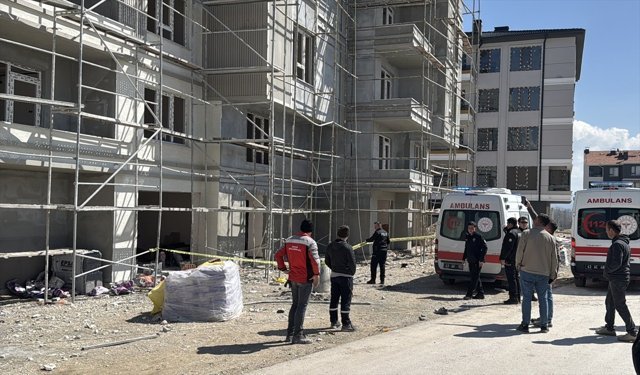 Kütahya'da inşaattan düşen 2 işçi ağır yaralandı