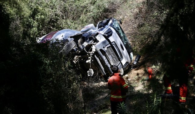 Muğla'da devrilen beton mikserinin sürücüsü yaralandı