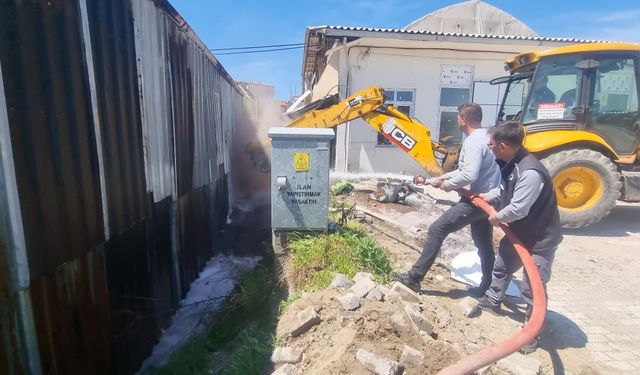 Depoda çıkan yangını itfaiye söndürdü