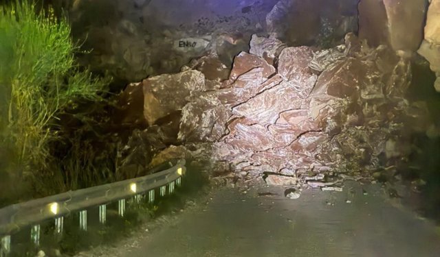 Fethiye'de yamaçtan düşen kaya parçaları yolu kapattı