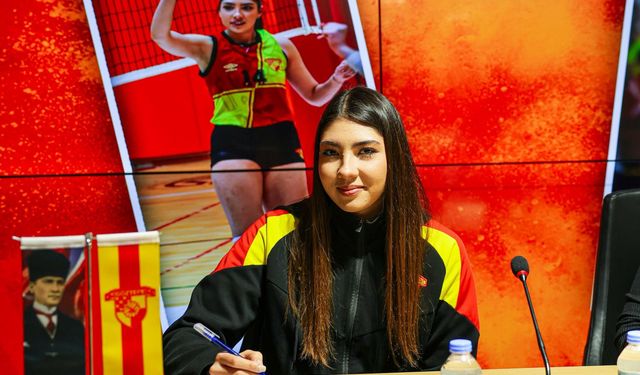 Göztepe'de genç voleybolculardan imza