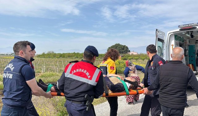 Kanala düşen traktördeki 2 kadın yaralandı