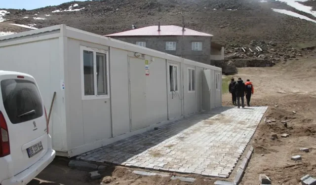 Ağrı’da deprem: Evleri hasar görenlere konteyner verildi
