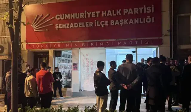 CHP Şehzadeler İlçe Başkanlığı'na taşlı saldırı!