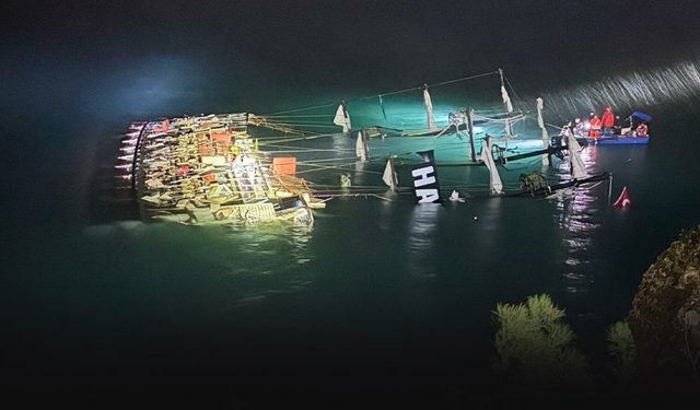 Deniz ortasında facia... Tur teknesi battı, 1 ölü!