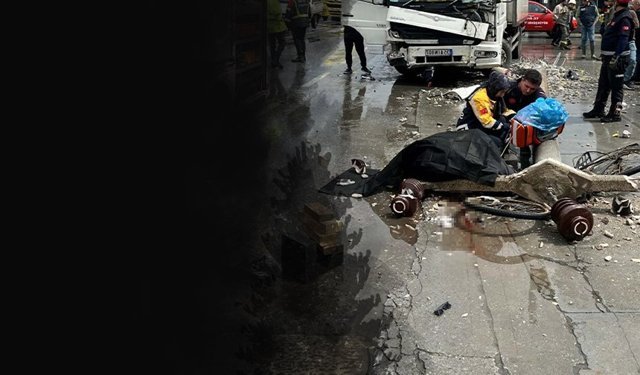 Kamyonun çarptığı direk bisikletlinin üzerine devrildi: Korkunç ölüm!
