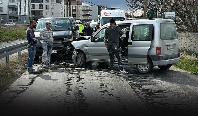 İki araç kafa kafaya çarpıştı... 2 kişi yaralandı!