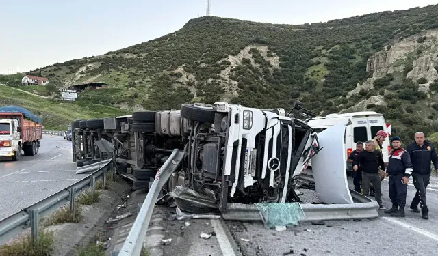 Refüje çarpan TIR devrildi: Şoför yaralı, ulaşım aksadı!