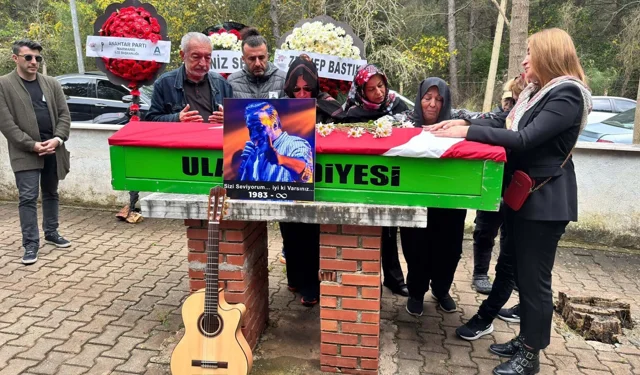 Şarkıcı Rıza Tamer, son yolculuğuna gitarıyla uğurlandı