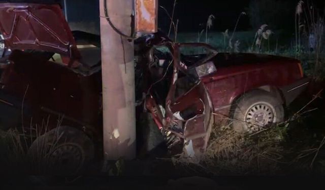 Kontrolden çıkan otomobil beton direğe çarptı... Sürücü öldü!