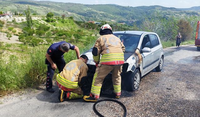 Trafikte panik anları: Seyir halindeki otomobil alev aldı!
