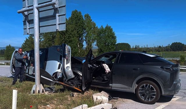 Kütahya'da iki otomobilin çarpıştığı kazada 6 kişi hastanelik!