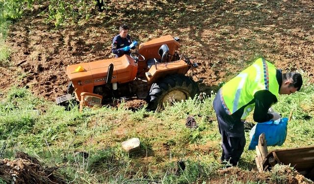 Traktör şarampole devrildi: 1 ölü, 1 yaralı!