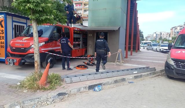 Korkunç son: Asansör ile koruma demirleri arasına sıkıştı