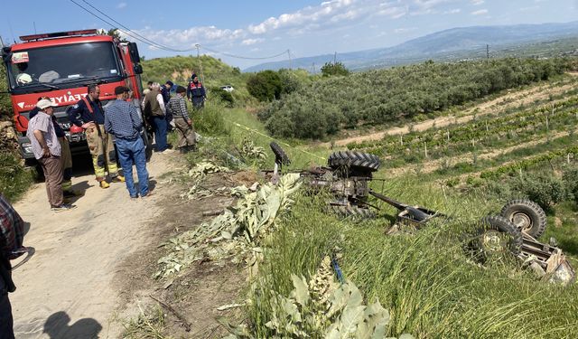 Manisa'da şarampole devrilen traktörün sürücüsü öldü