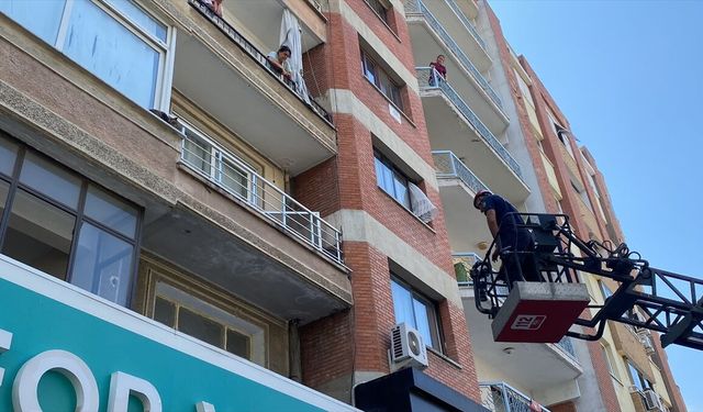 Nazilli'de balkonda mahsur kalan kedi kurtarıldı