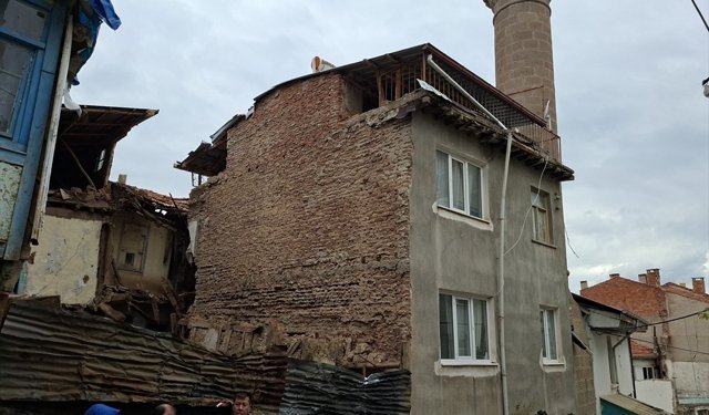 Sandıklı'da bir evde göçük oluştu