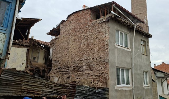 Ahşap binanın arka kısmı çöktü: Yapı mühürlendi!