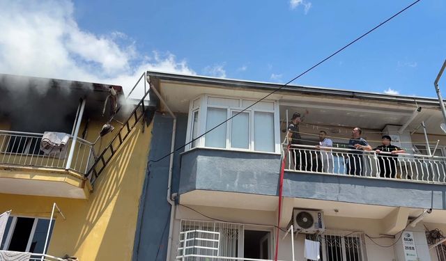 Aydın'a binada çıkan yangın, bitişikteki iki binaya daha sıçradı