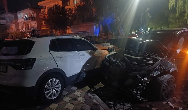 Kazaya karışan 2 araç savrulup, park halindeki 2 otomobile çarptı: 2 kişi hastanelik!
