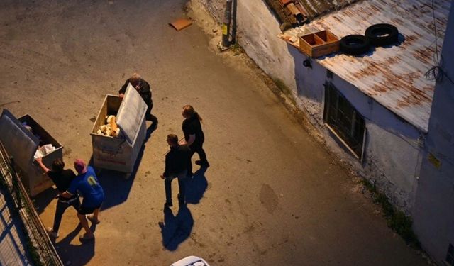 Kuşadası'nda araçlara zarar veren alkollü kişi gözaltına alındı