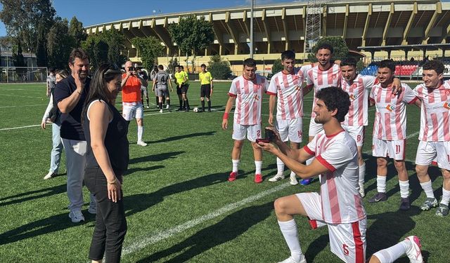 Amatör futbolcudan, sahada kız arkadaşına sürpriz evlenme teklifi!