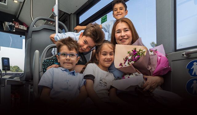 ESHOT şoförü anneye dördüzlerinden duygulandıran kutlama