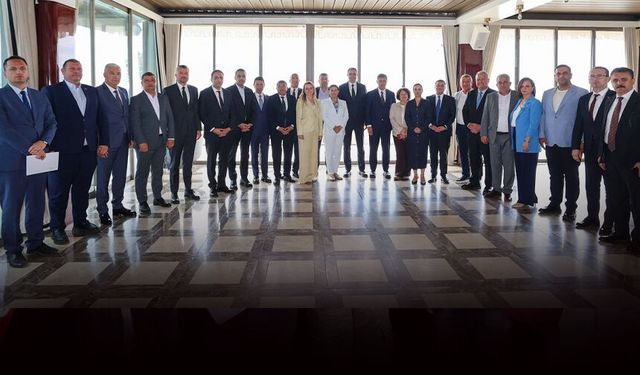 İzmir'de CHP'li ilçe ve belediye başkanlarından ortak açıklama: Özgür Özel'in sonuna kadar yanındayız!