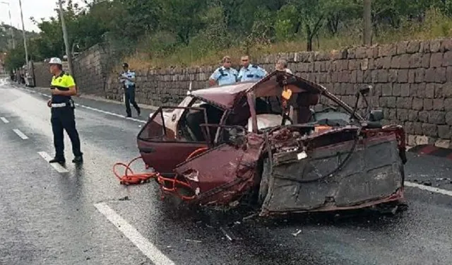 Kontrolden çıkan otomobil istinat duvarına çarptı: 1 ölü, 4 yaralı!